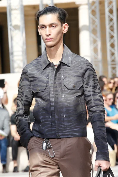 Look 18